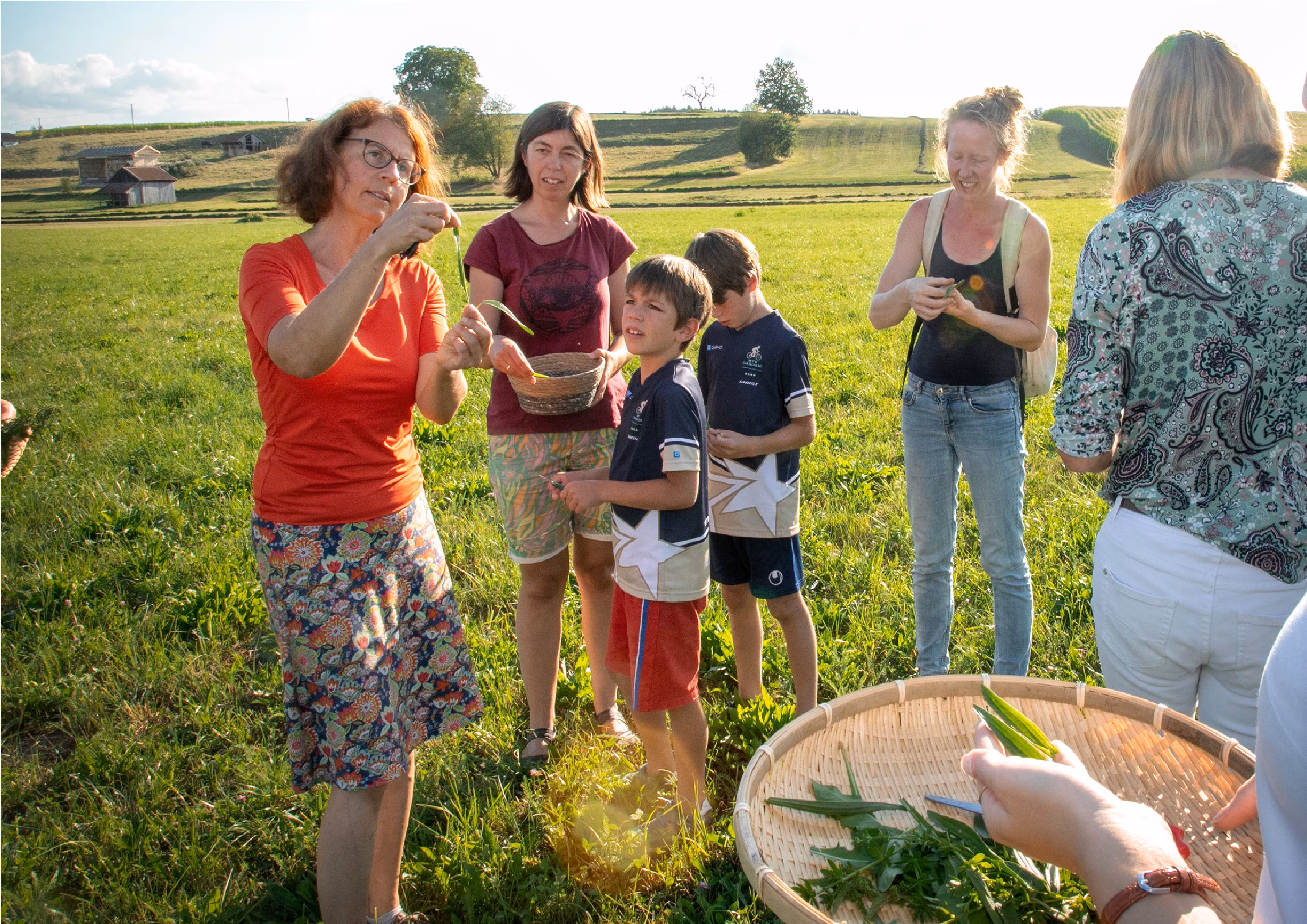 Kräuter-Expertin Yvonne Liebl erklärt einer Gruppe etwas über Kräuter