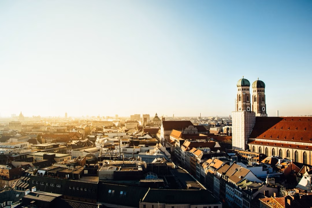 Stadtansicht von München mit blauem Himmel – perfekt für die Rätsel-Tour.