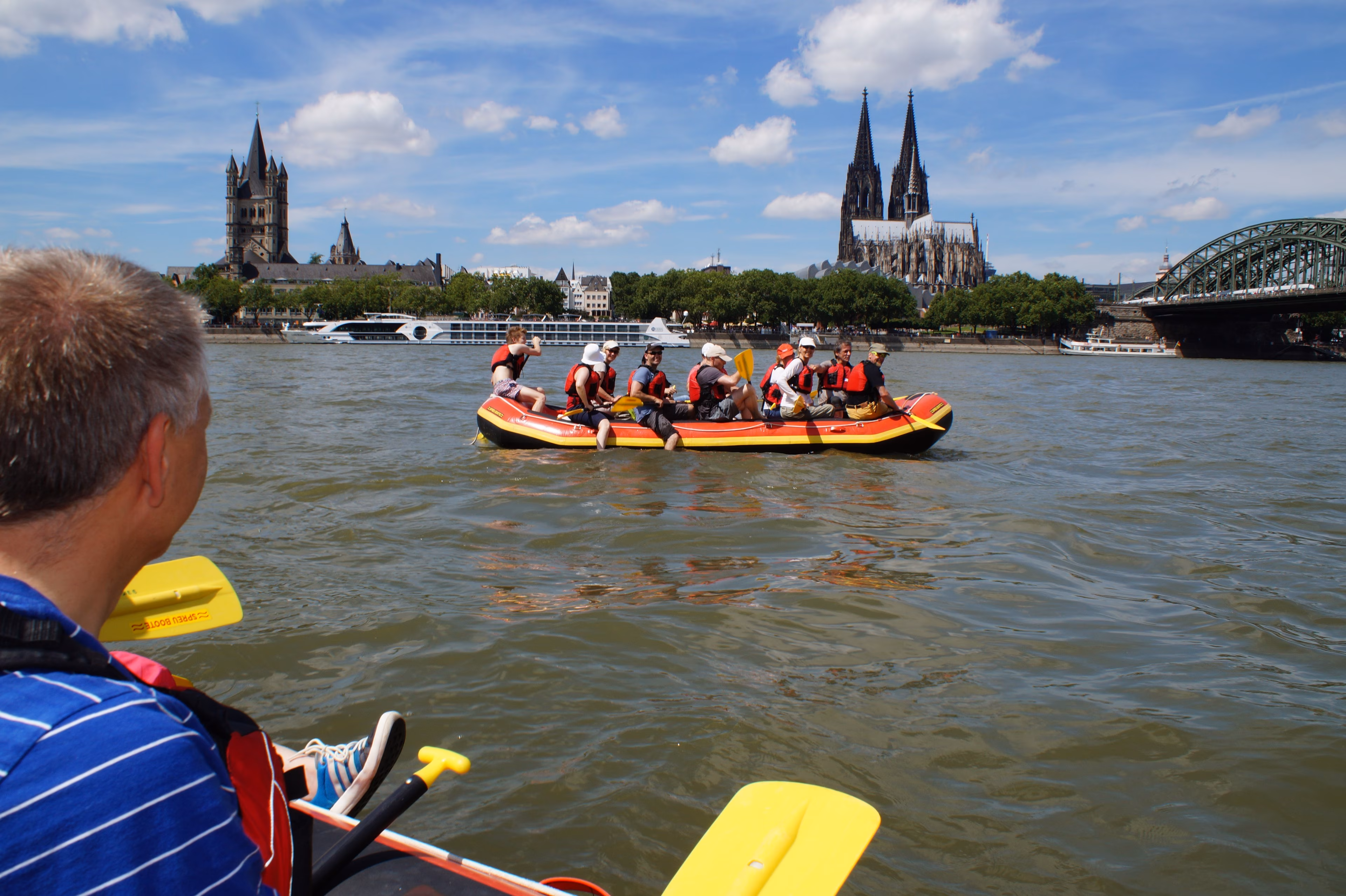 Zwei Boote bei einer Rafting-Tour auf dem Rhein vor dem Kölner Dom