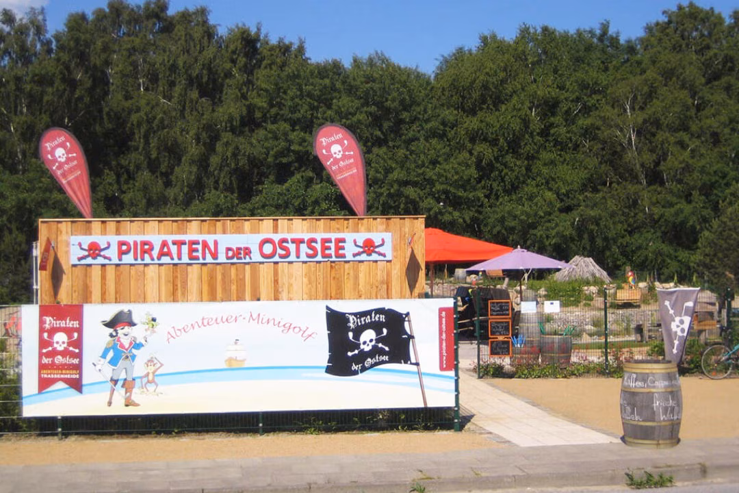 Eingangsbereicht mit Schildern der Minigolf-Anlage Piraten der Ostsee.