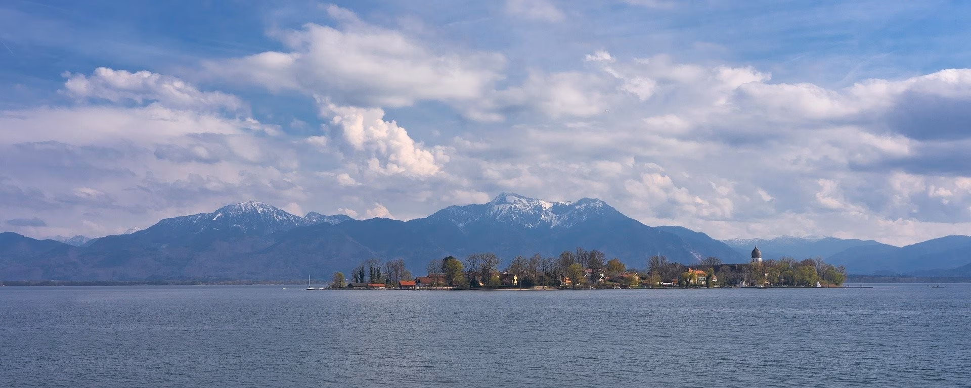 Chiemsee mit Alpen im Hintergrund