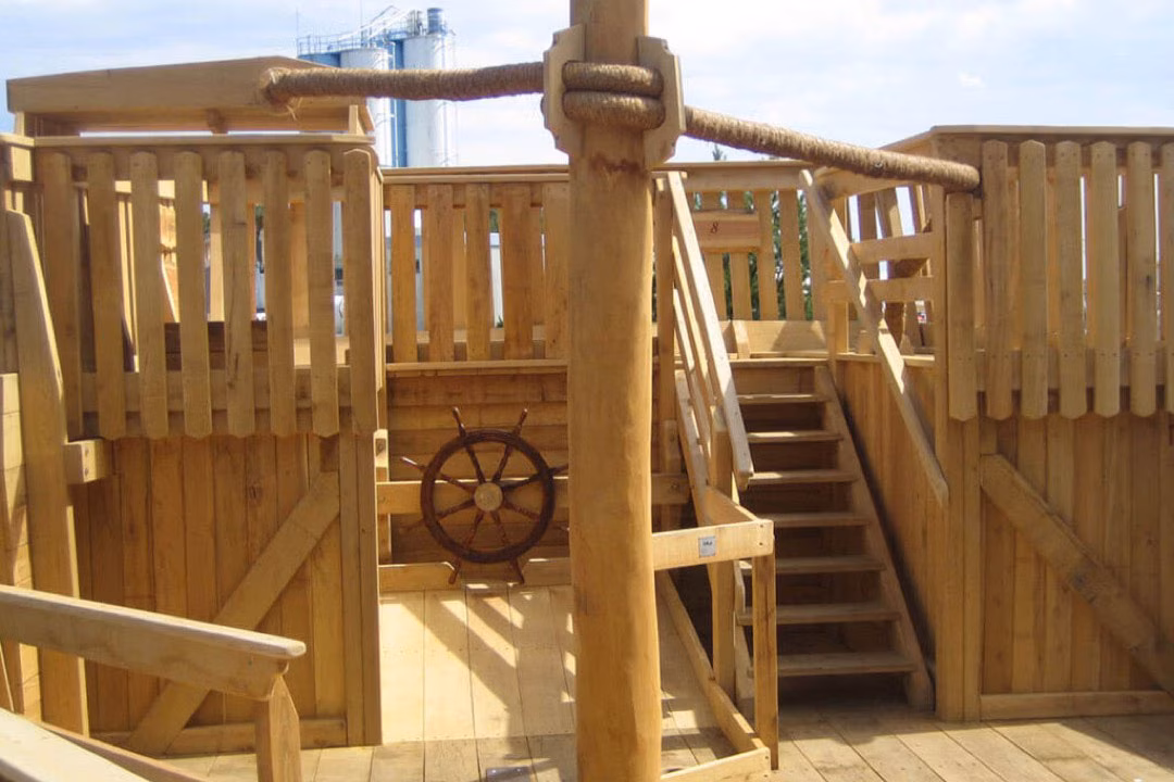 Das Piratenschiff aus Holz mitsamt Lenkrad in der Minigolf-Anlage Piraten der Ostsee.