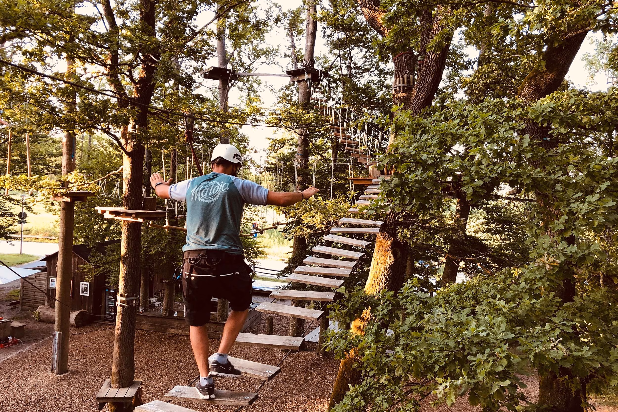 Klettern im Hochseilgarten mit Chiemseeblick