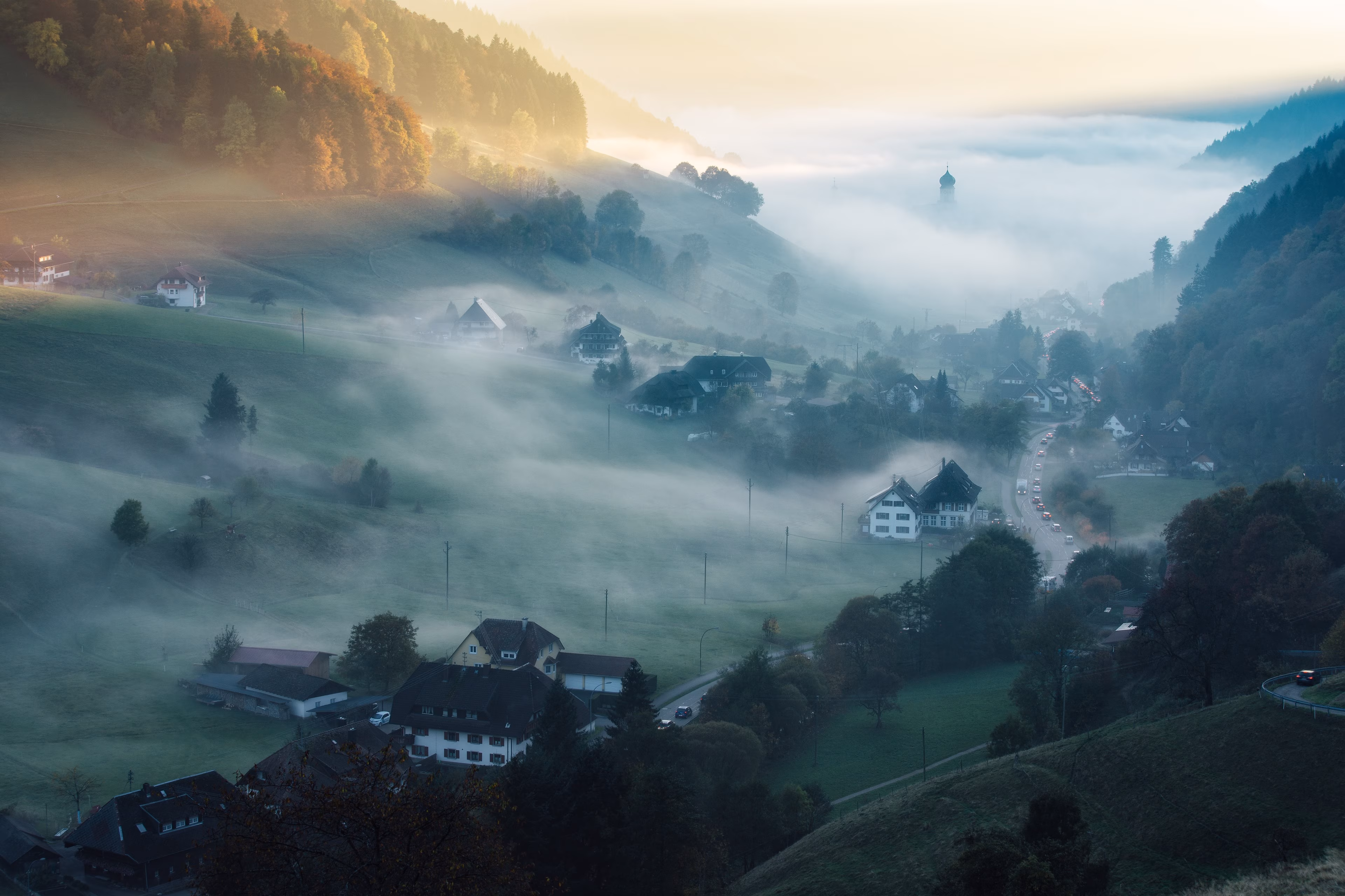 Dorf im Schwarzwald im Morgennebel.