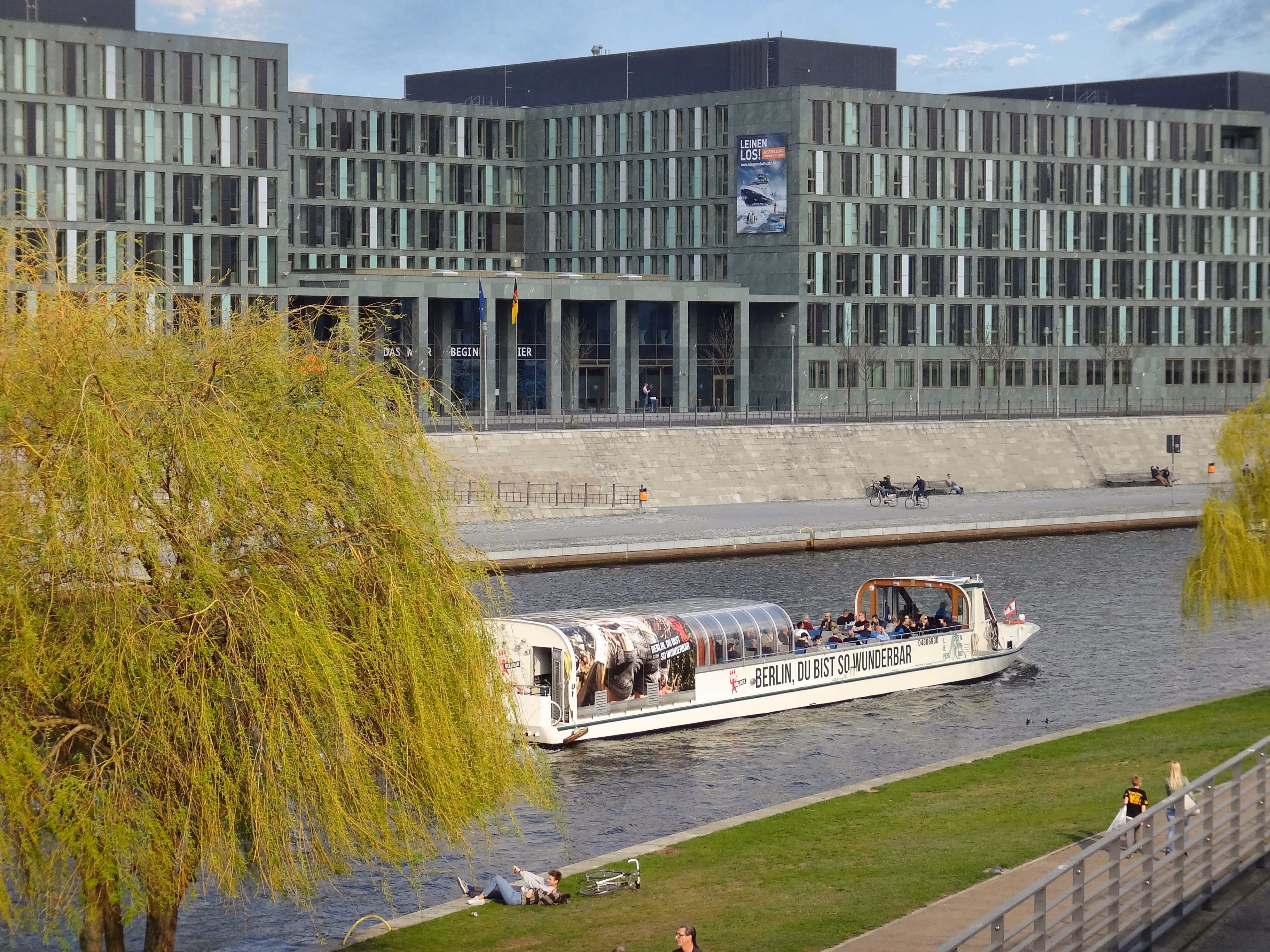 Fahrgastschiff bei einer City-Tour auf der Spree durch Berlin