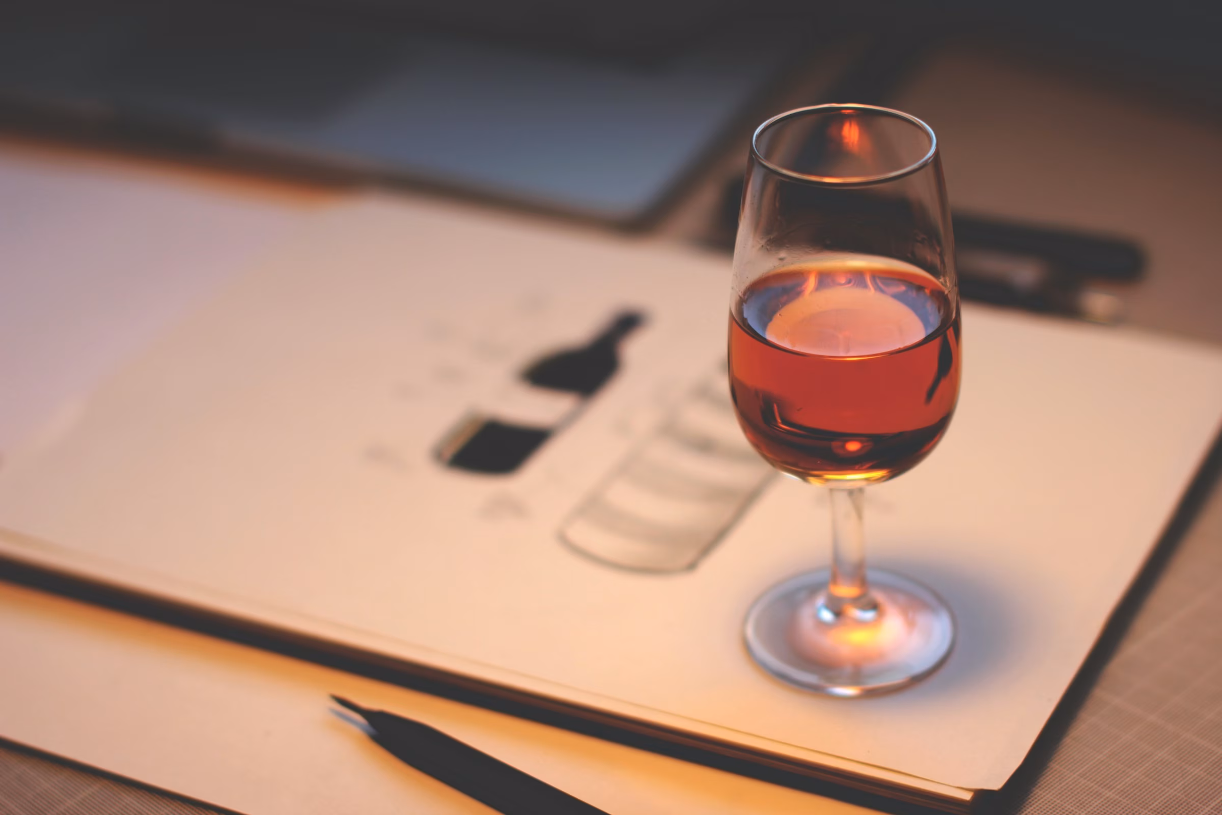 Glas mit Rosé-Wein bei einem Wein-Tasting
