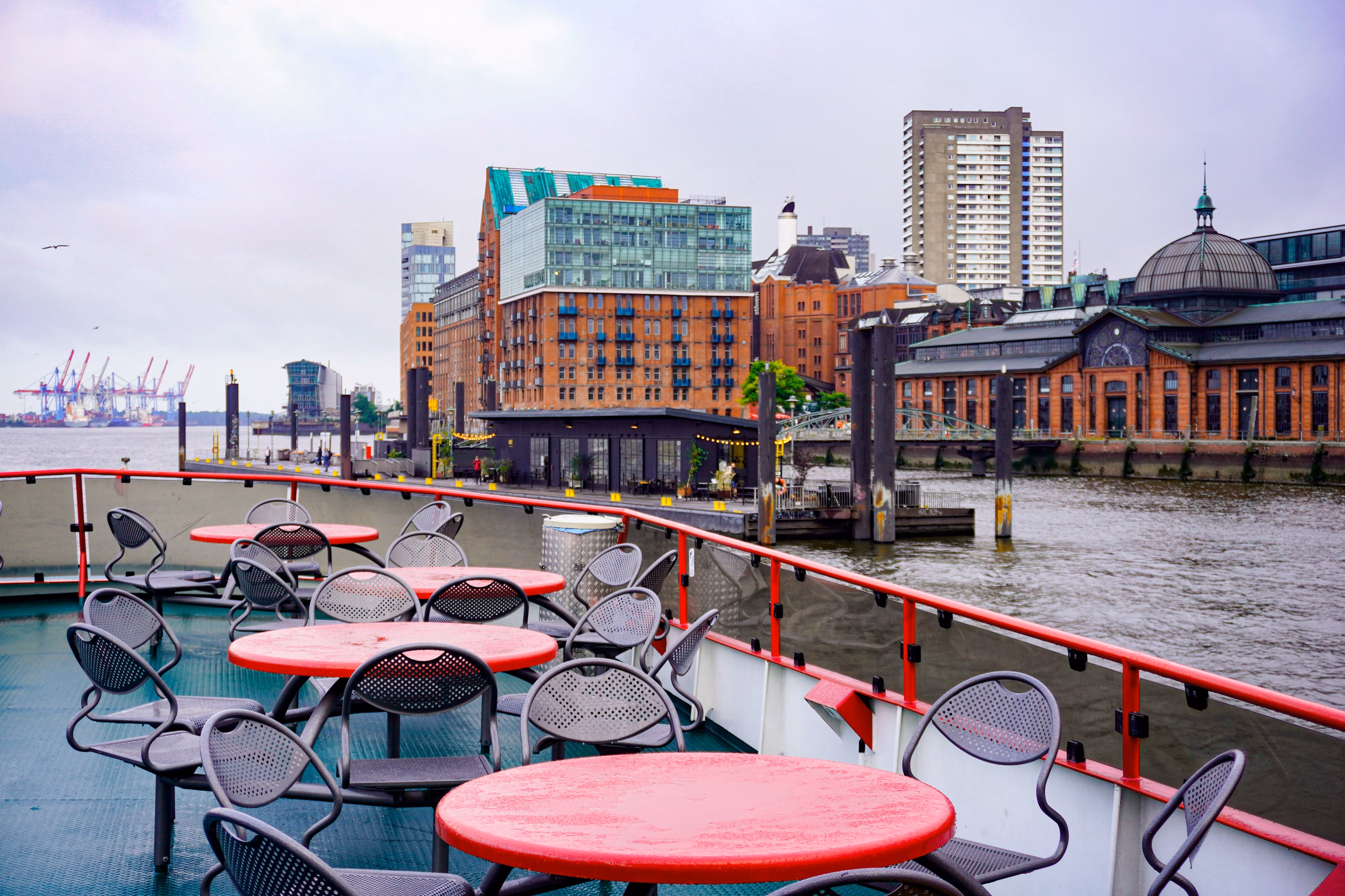 Hamburger Fischmarkt von der Fähre aus