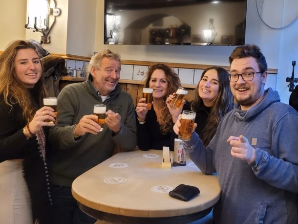 Guide Hendrik mit Teilnehmenden seiner Bier-Stadtführung in Düsseldorf
