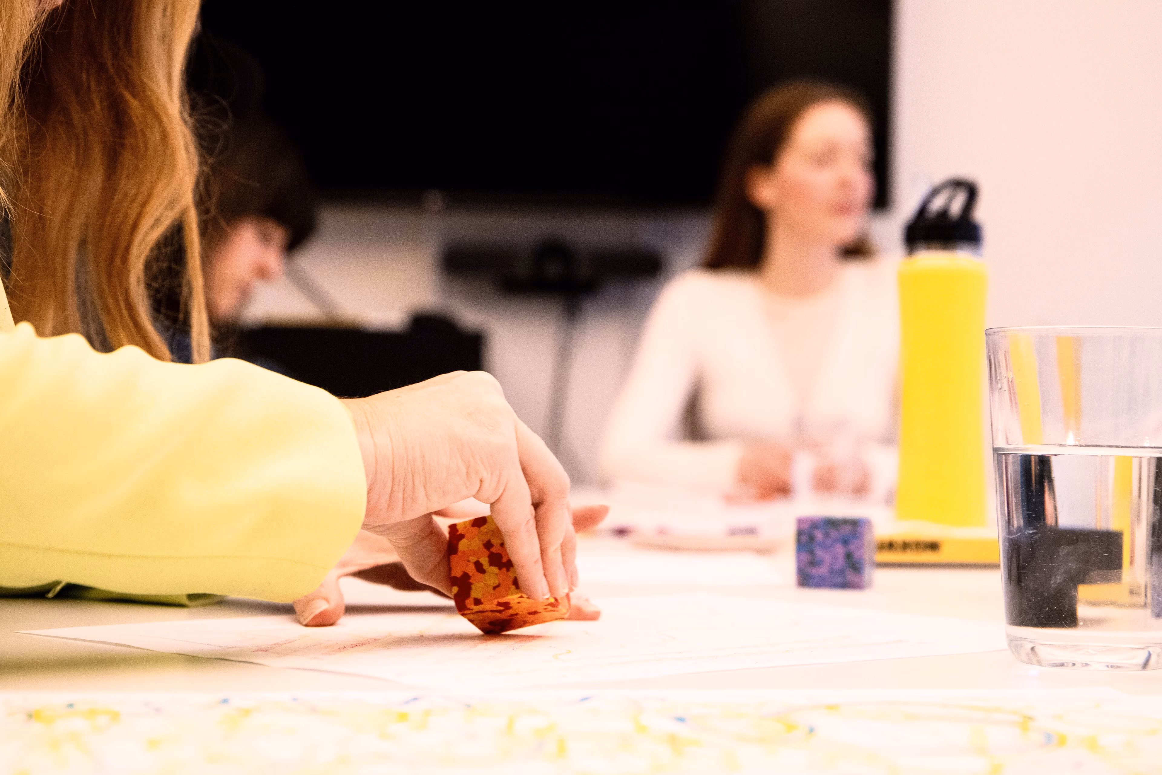 Eine Person malt beim Mindful Drawing mit einem Malwürfel