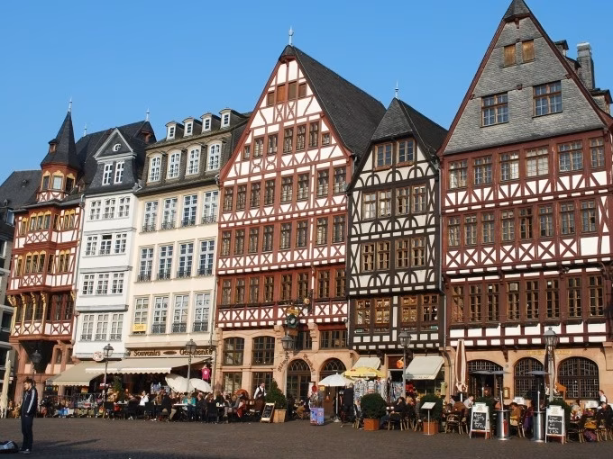 GUIDED CITY TOUR BY BIKE : DISCOVER FRANKFURT THROUGH HISTORY, HIGHRISES, AND HESSE WINE