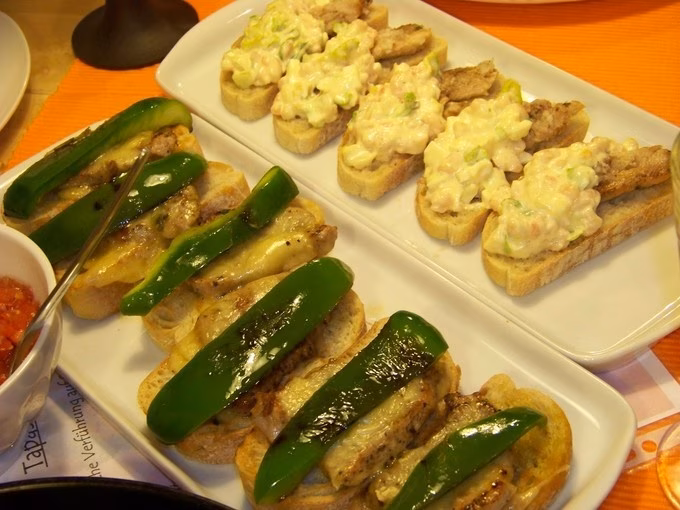 TAPAS, Spaniens kleine Häppchen: Von Pintxos zu Pintxos