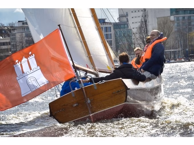 Segeltörn mit Zweimast-Segelkutter auf der Hamburger Alster