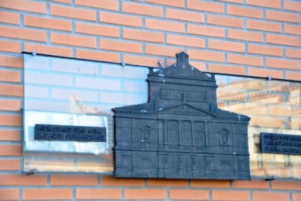 Denkmäler erinnern an geschichtliche Ereignisse. Die Tafel erinnert an das (alte) Gewandhaus.