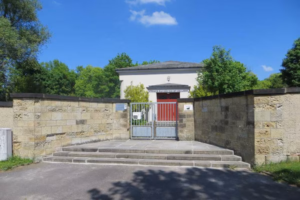 Wir besichtigen den neuen jüdischen Friedhof, wo heute immer noch Bestattungen stattfinden.