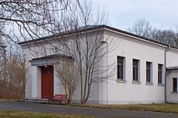 Die neue Trauerhalle des Friedhofs.