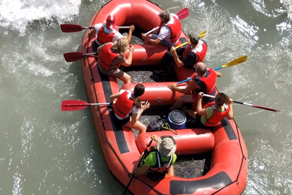 Rafting mit einigen Wellen