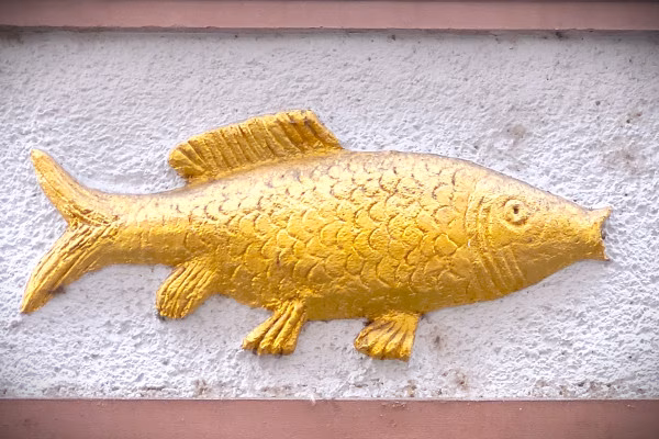 Fischergasse mit goldenem Fisch 