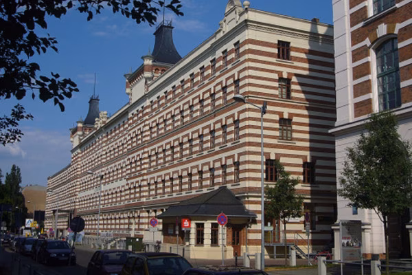 Wir erfahren etwas über die Industriegeschichte und den Aufstieg der Kammgarnspinerei.