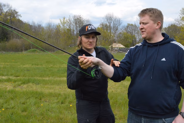 Lerne alle wichtigen Grundlagen des Fliegenfischens!