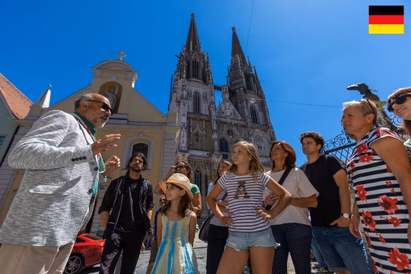 Blick auf Domtürme und im Vordergrund eine Gruppe von Menschen während einer Stadtführung