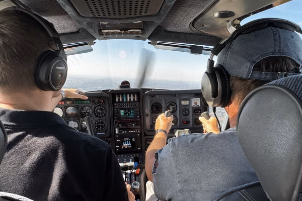 Selbst am Steuer eines Flugzeuges