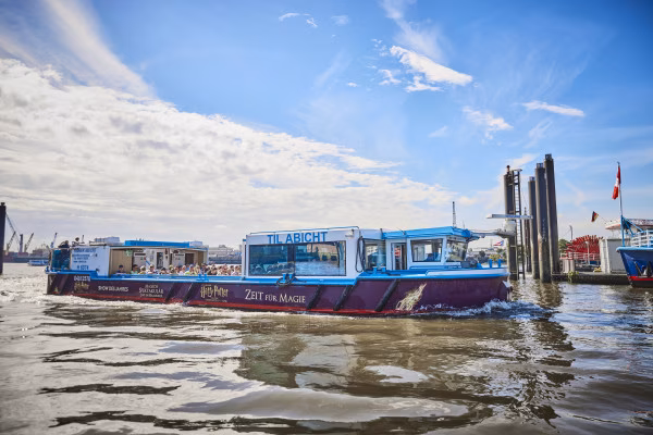 Luxus-Barkasse fährt durch den Hamburger Hafen 