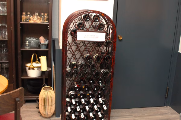 Ein Blick in unser Weinregal, gemütliches Dinner in wohnlichem Ambiente