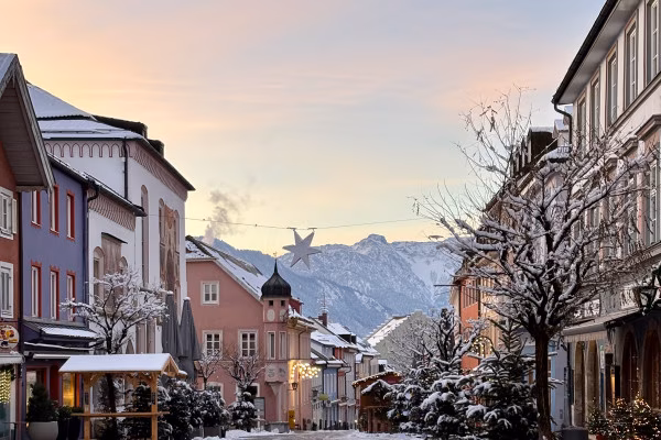 Blick aus der Murnauer Fußgängerzone auf die bayerischen Voralpen