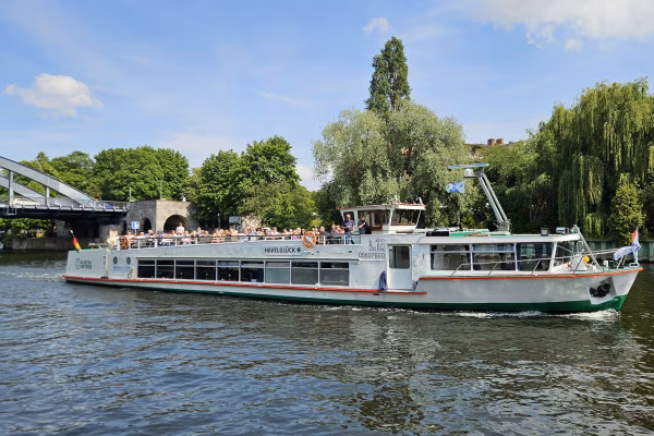 Elektroschiff Havelglück am Lindenufer