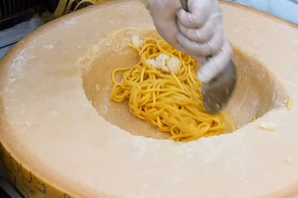 Frische Nudeln aus dem Käselaib für größere Events