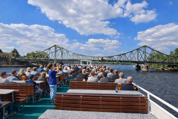 MS Wappen von Spandau an der Glienicker Brücke