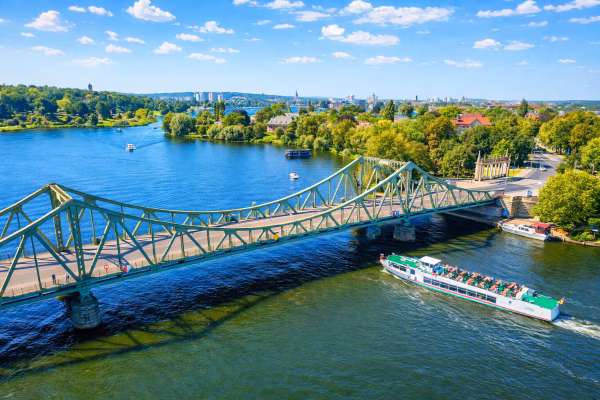MS Havelglück an der Glienicker Brücke