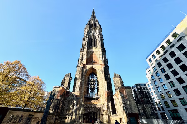 Mahnmal St. Nikolai: Eindrucksvolle neugotische Ruine und Ort bewegter Hamburger Stadtgeschichte.