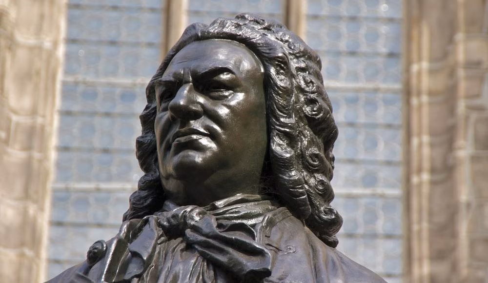 Erleben Sie die Musikstadt - das Bach-Denkmal an der Thomaskirche.
