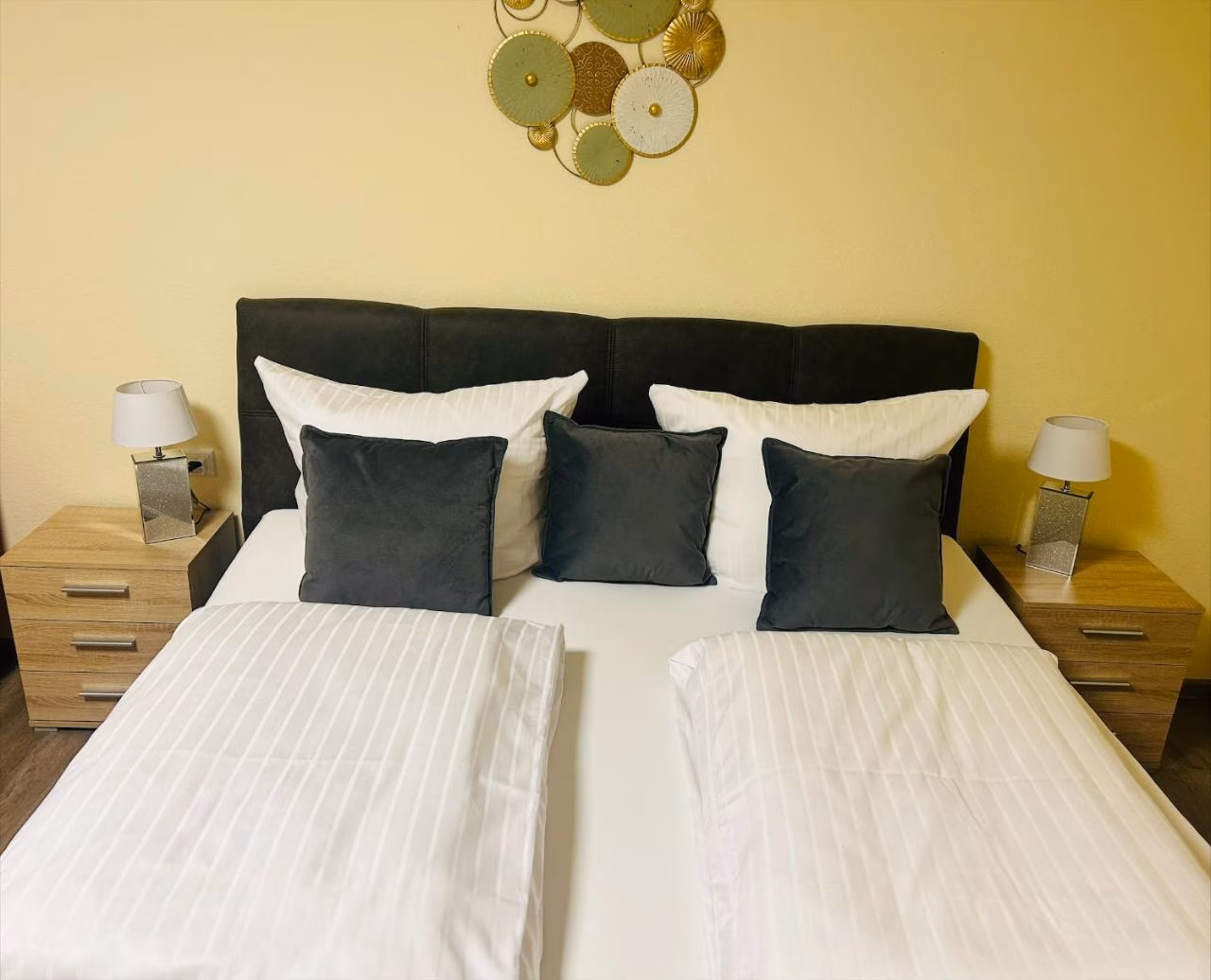 Zimmer mit Queensize-Bett und Balkon