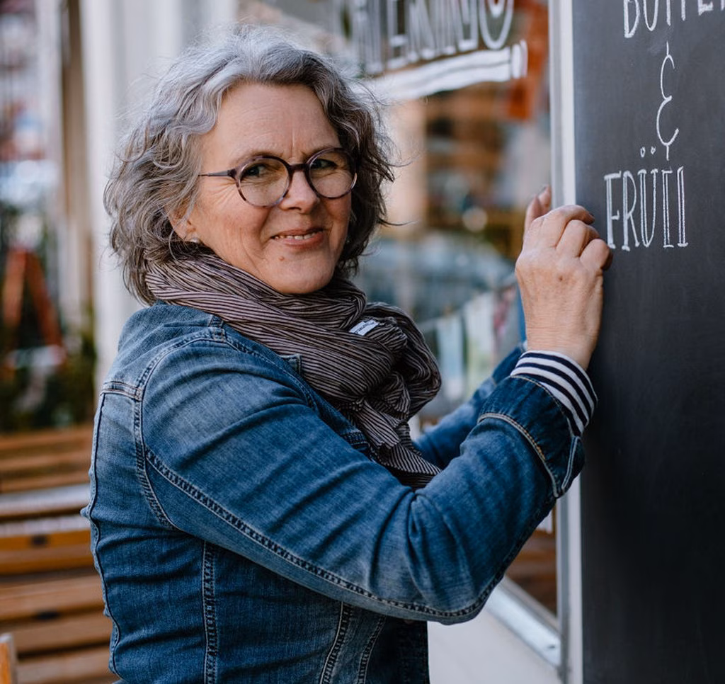 Die Künstlerin Babett Büttner gestaltet mit Handlettering ein Schild