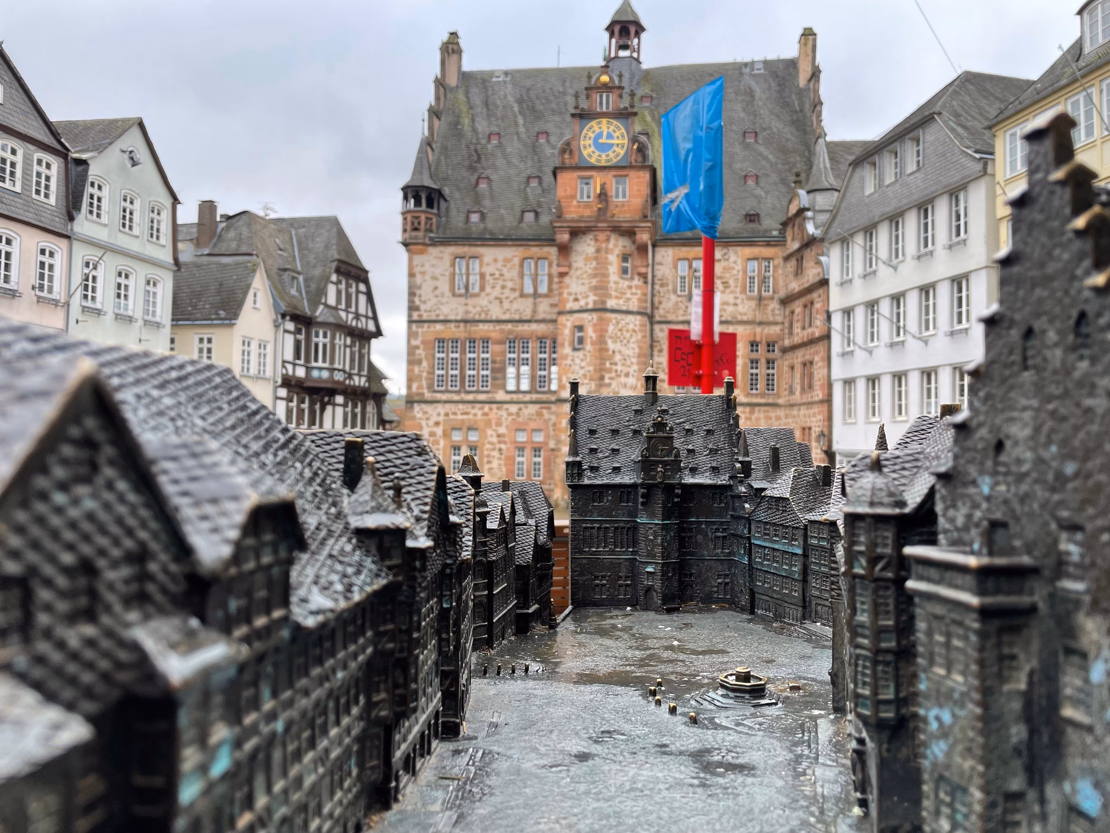 Miniatur der Marburger Altstadt mit Rathaus im Hintergrund