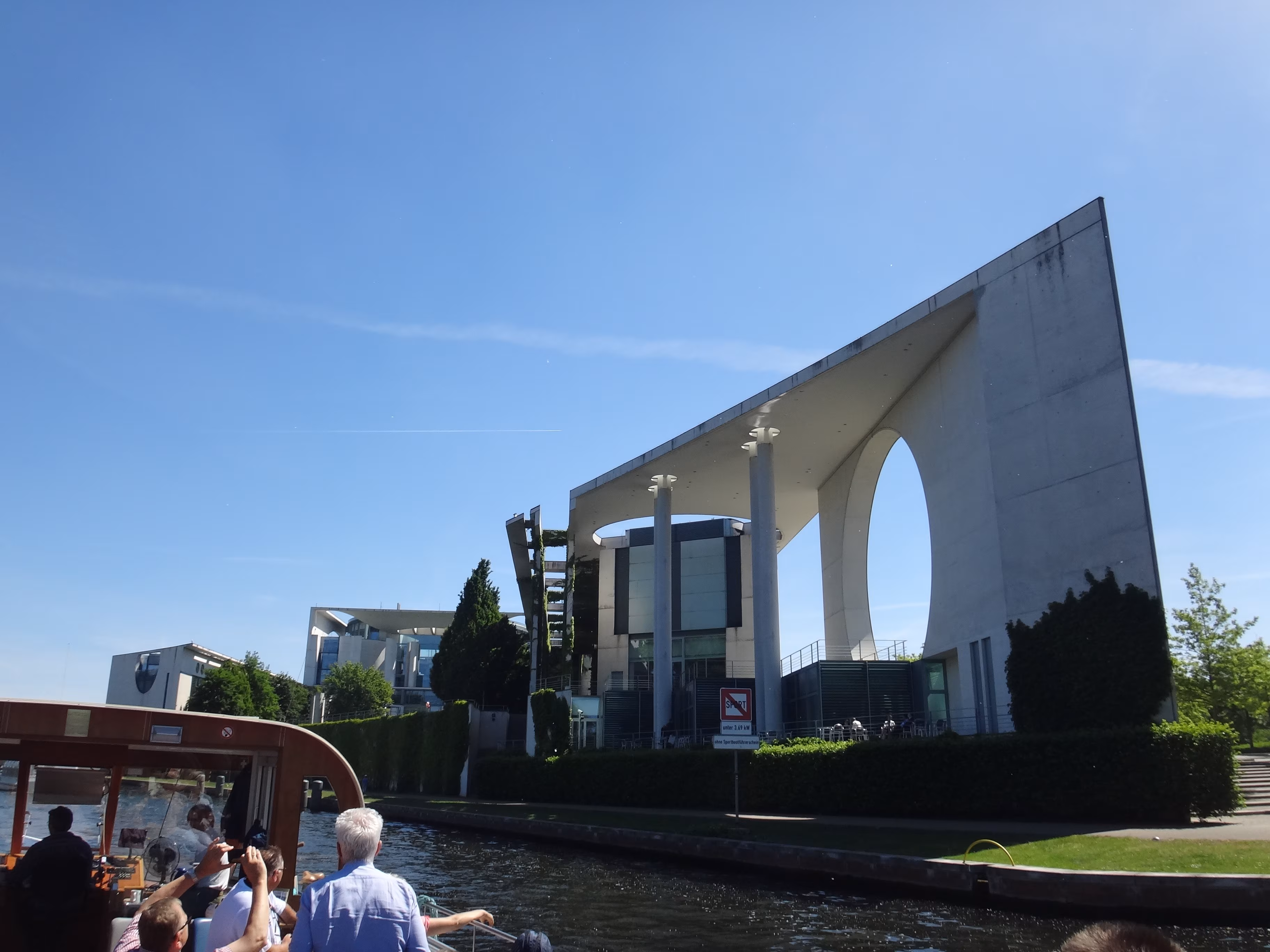 Personen auf einem Fahrgastschiff bei einer City-Tour auf der Spree durch Berlin