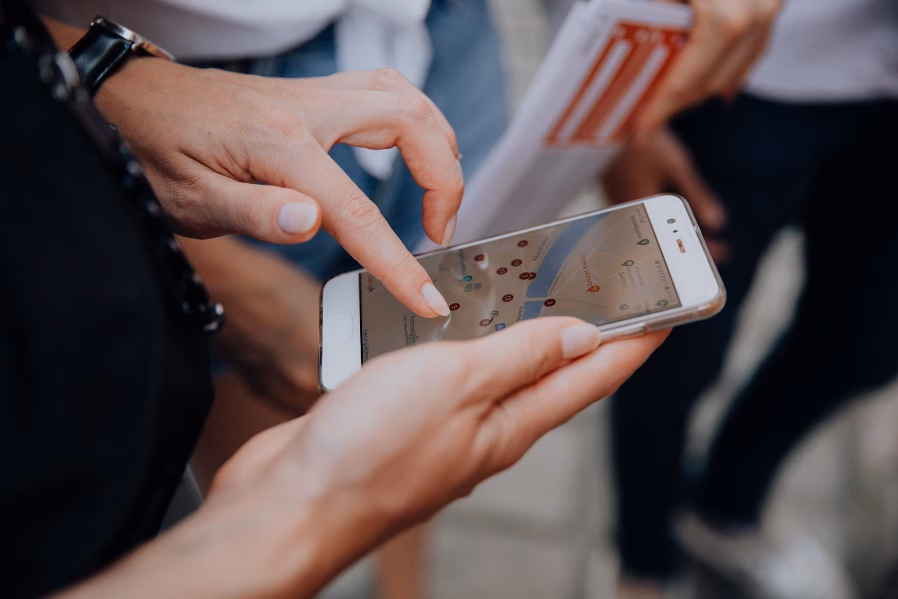Ein Smartphone mit Wegpunkten, die beim Krimi-Trail eine Rolle spielen