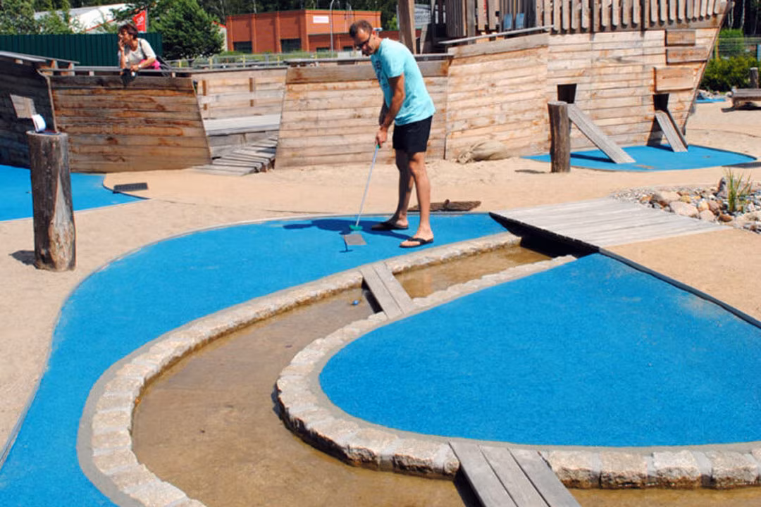 Mann spielt Minigolf auf der Minigolf-Anlage Piraten der Ostsee.