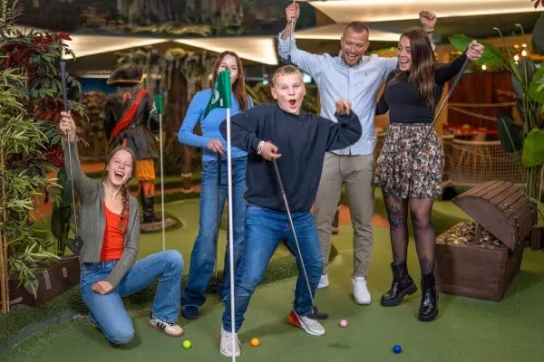 gruppe-jubelnd-minigof-mit-piraten-deko