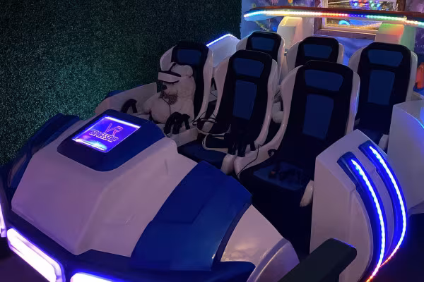 Ansicht des VR-Kinos mit zwei Sitzreihen.
