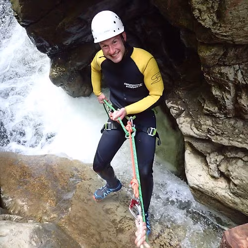 Eine Person seilt sich beim Canyoning in der Starzlachklamm ab