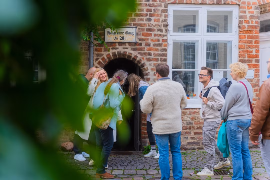 Besuchergruppe entdeckt versteckten Durchgang in Lübeck