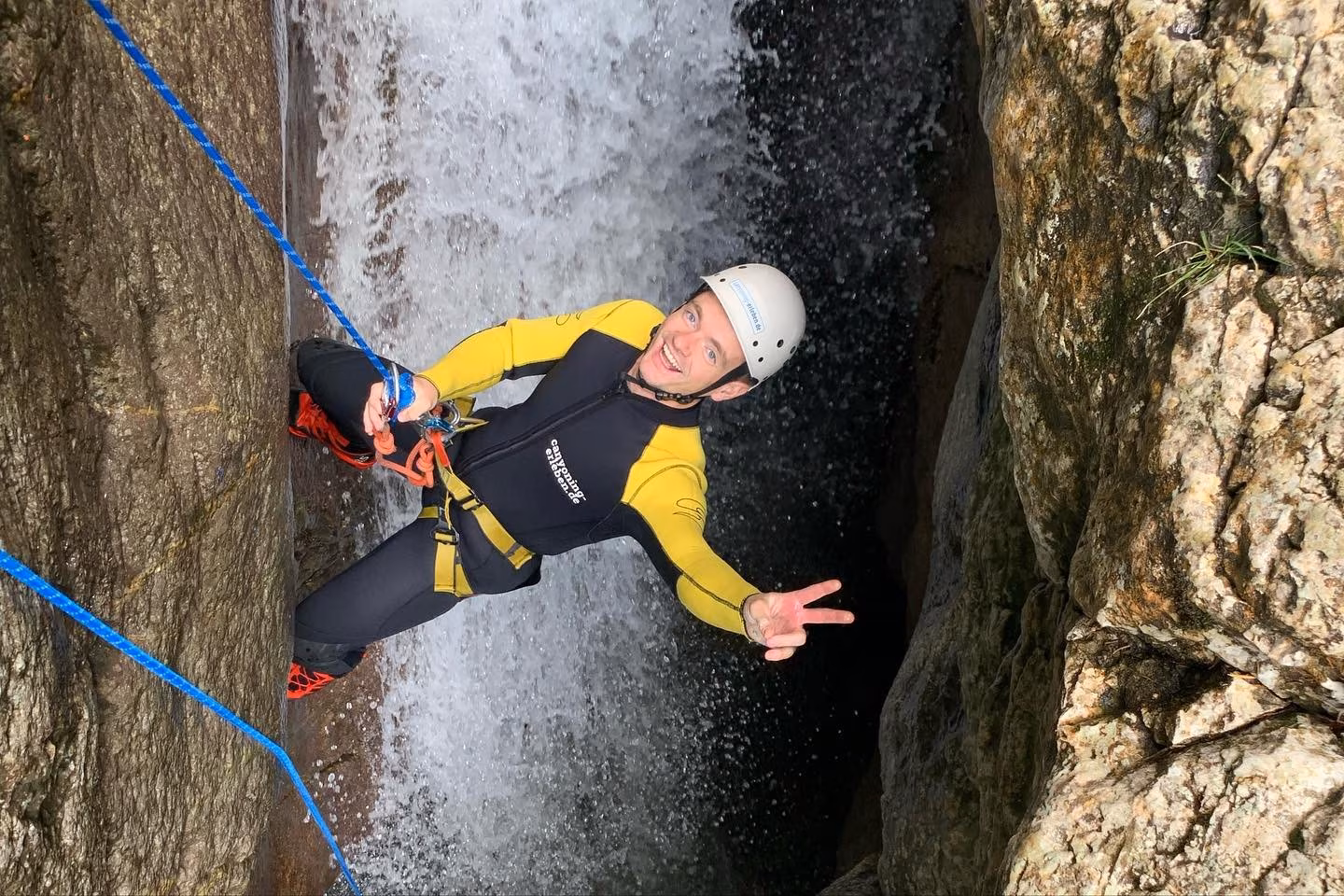 Eine Person seilt sich beim Canyoning in der Starzlachklamm ab