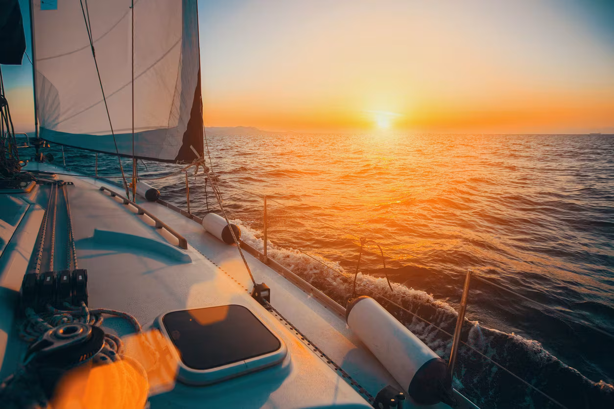 Segeltörn im Sonnenuntergang