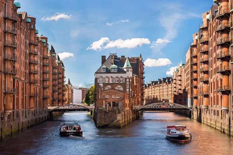 Paarzeit Hamburg: Blick auf zwei Kanäle und Schiffe in der Hamburger Speicherstadt.