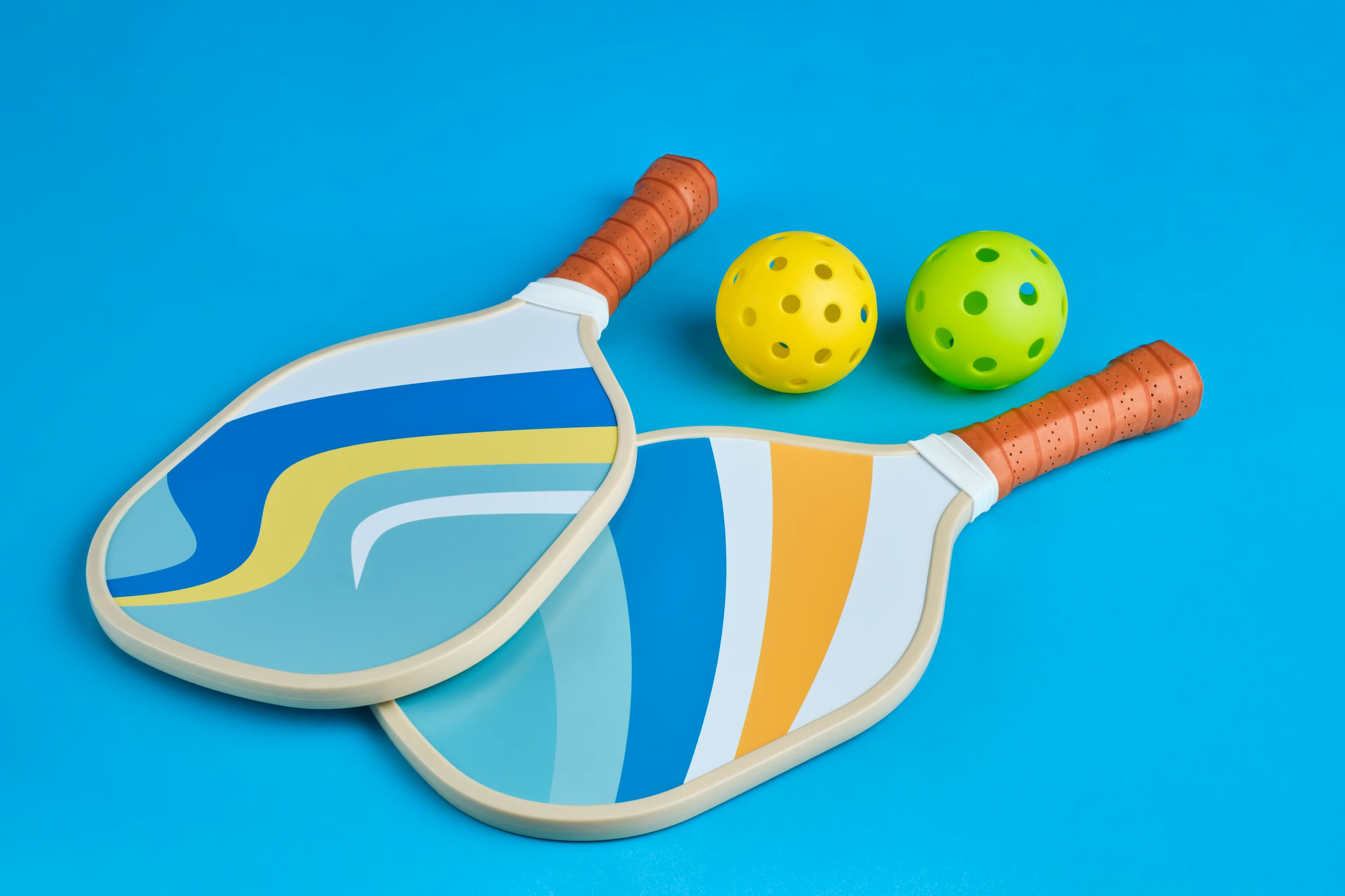 2 Schläger und 2 Pickleball-Bälle