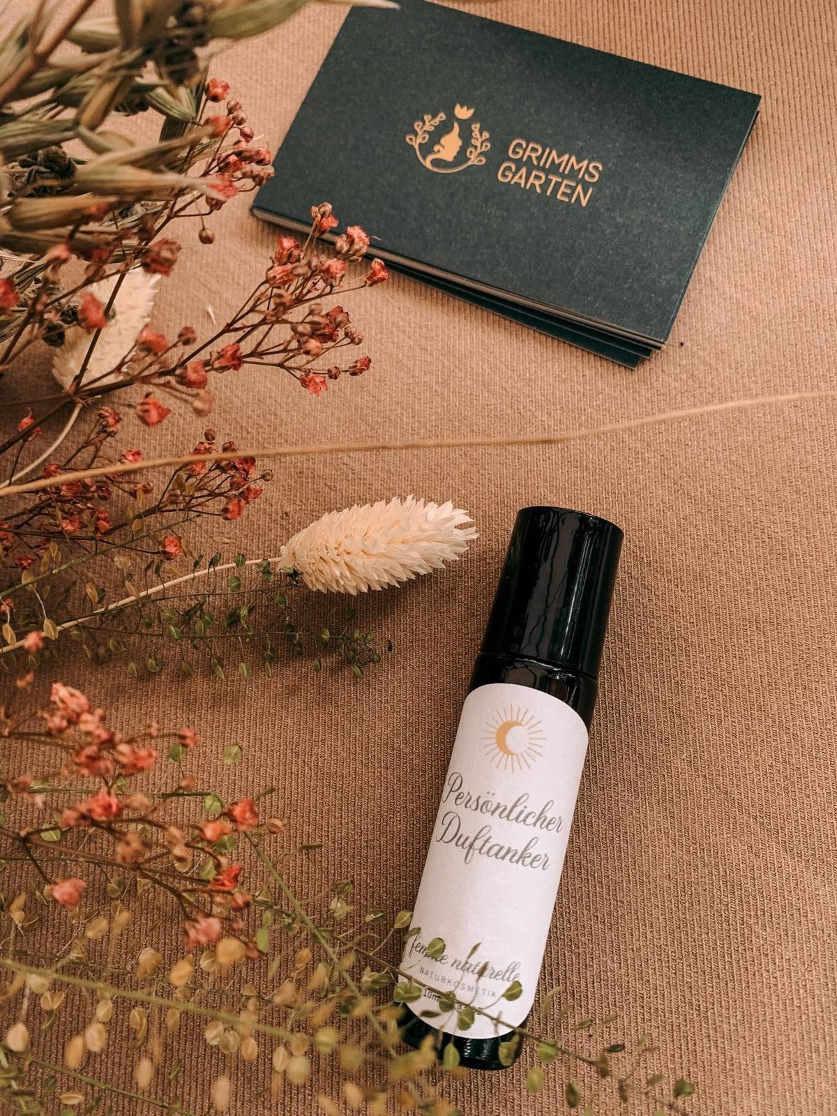 Ein Parfum-Fläschchen mit Parfum, das Teilnehmende bei einem Workshop hergestellt haben