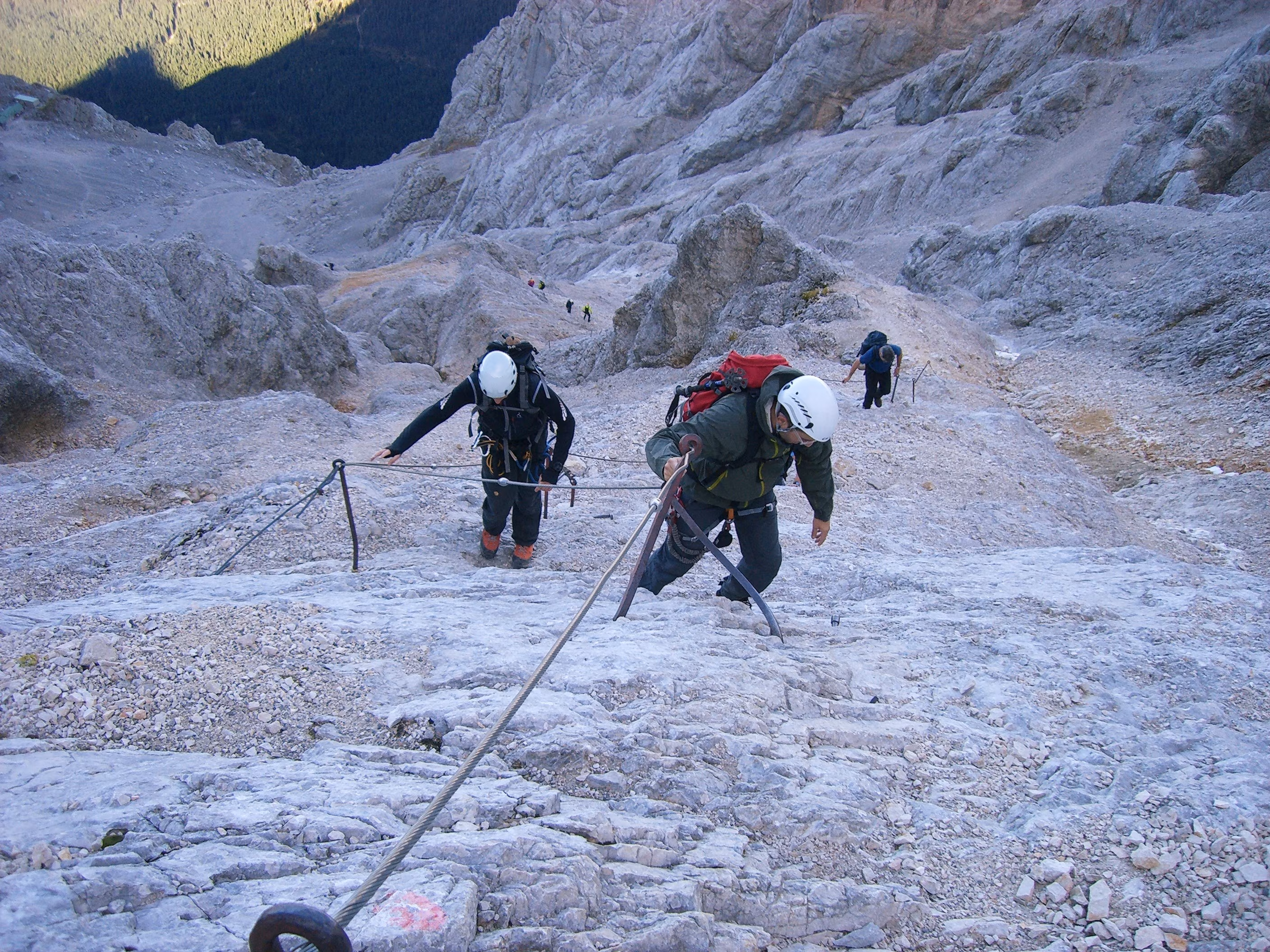 Menschen mit Klettersteig-Ausrüstung in den Alpen bei einer geführten Klettersteig-Tour